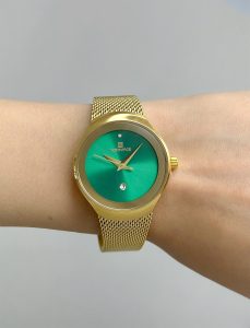 ساعت مچی زنانه ناویفورس مدل nf5004 طلایی و سبز روی مچ