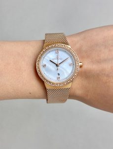 ساعت مچی زنانه ناویفورس مدل nf5005L رزگلد و سفید صدفی روی مچ