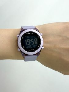 ساعت مچی زنانه ناویفورس مدل nf7108 بنفش و مشکی روی مچ