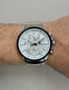 ساعت مچی مردانه ناویفورس مدل nf9089 سیلور و مشکی روی مچ