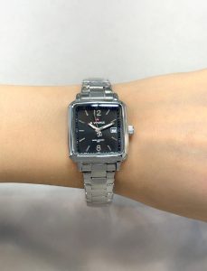 ساعت مچی زنانه ناویفورس مدل nf9252L سیلور و مشکی روی مچ