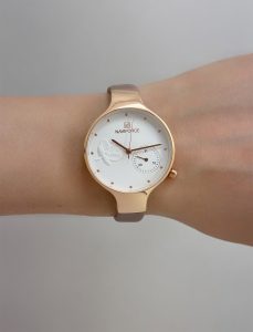 ساعت مچی زنانه ناویفورس مدل nf5001L نسکافه ای و سفید روی مچ