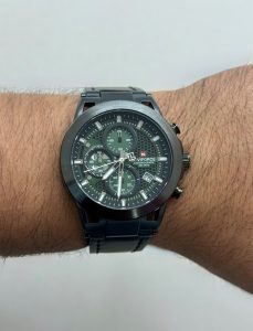 ساعت مچی مردانه ناویفورس مدل nf8073 مشکی و سبز روی مچ