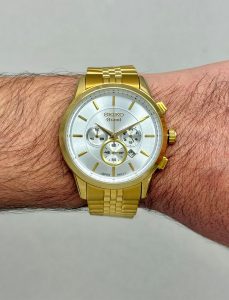 ساعت مچی مردانه سیکو مدل 1008G رنگ طلایی و سیلور روی مچ