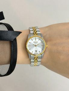 ساعت مچی زنانه سیکو مدل 3135L رنگ طلایی و سیلور روی مچ