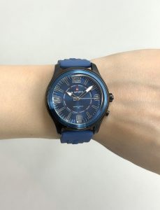 ساعت مچی زنانه ناویفورس مدل nf9256L مشکی و آبی روی مچ