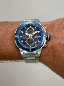 ساعت مچی مردانه ناویفورس مدل nf8072k سیلور و آبی روی مچ