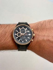 ساعت مچی مردانه ناویفورس مدل nf9089 مشکی و رزگلد روی مچ
